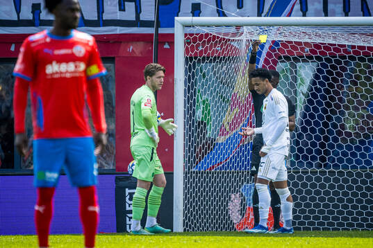 Östersunds Arquimides Ordonez får en varning