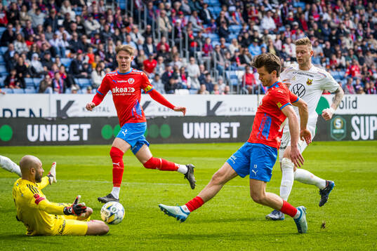 Östersunds målvakt Aly Keita och Helsingborgs Wilhelm