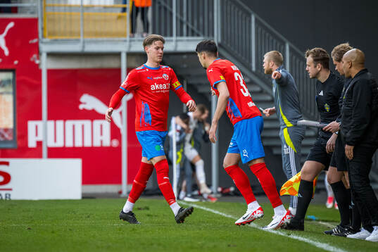 Helsingborgs Taylor Silverholt lämnar planen och Amar