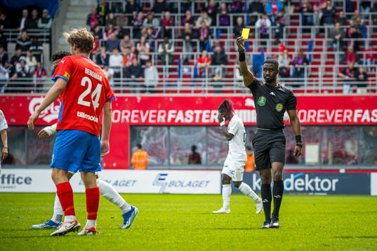 Helsingborgs Daniel Bergman och Domare Fredrik Oppong