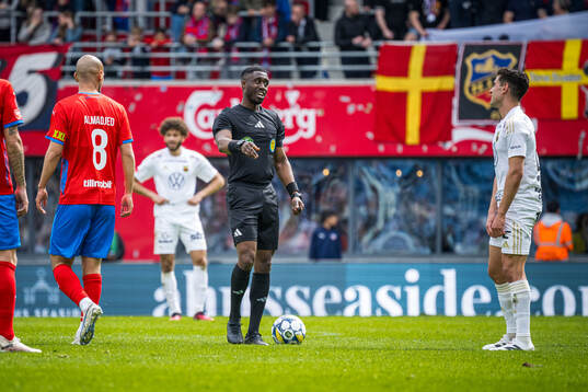 Domare Fredrik Oppong i samtal med Östersunds Ahmed Bonnah