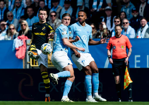Malmö FFs Erik Botheim och Isaac Kiese Thelin i en kamp