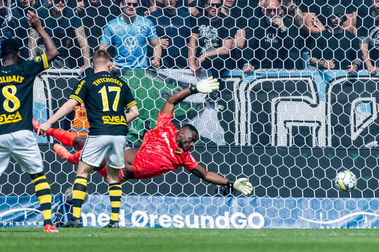 Malmö FFs Erik Botheim, ej i bild, gör 1-0 bakom AIKs
