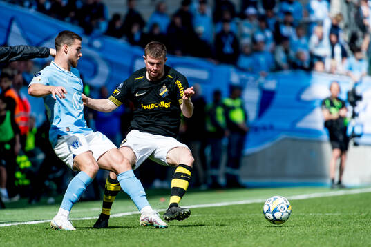 Malmö FFs Gabriel Busanello och AIKs Mads Døhr Thychosen