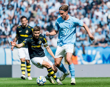 Malmö FFs Erik Botheim och AIKs Anton Salétros