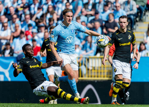 Malmö FFs Erik Botheim och AIKs Ioannis Pittas