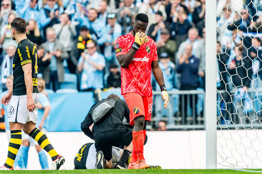AIKs målvakt Ismael Diawara deppar