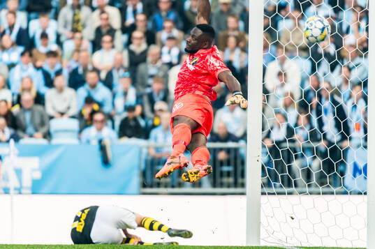 Malmö FFs Sebastian Nanasi , ej i bild, gör 4-0 bakom