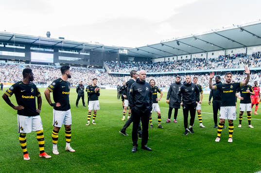 AIKs tränare Henning Berg deppar