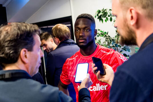 AIKs målvakt Ismael Diawara deppar