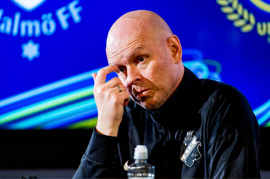 AIKs tränare Henning Berg deppar på en presskonferens