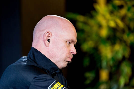 AIKs tränare Henning Berg deppar på en presskonferens