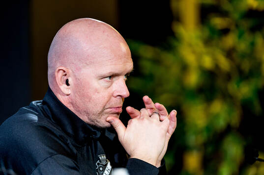 AIKs tränare Henning Berg deppar på en presskonferens