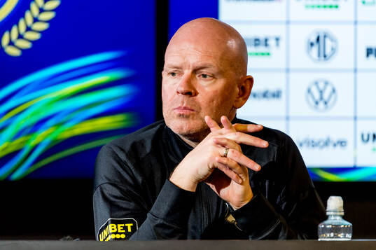 AIKs tränare Henning Berg deppar på en presskonferens