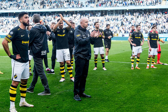 AIKs tränare Henning Berg deppar