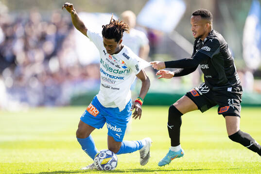 Värnamos Frank Junior Adjei och Halmstads Marcus Olsson