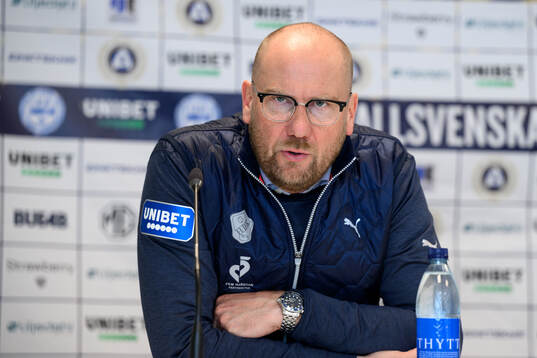 Halmstads tränare Magnus Haglund på en presskonferens