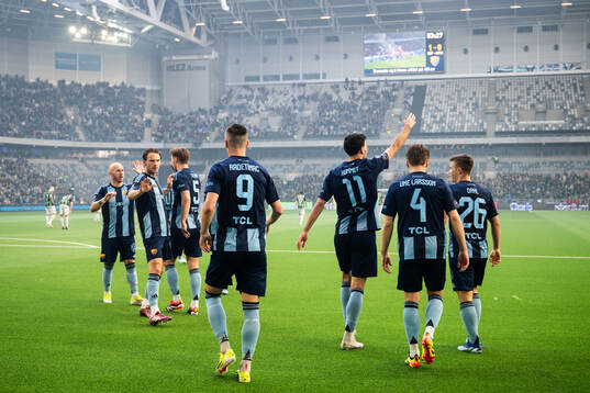 Djurgårdens Deniz Hummet jublar med lagkamrater