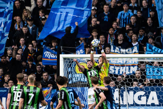 GAIS Axel Norén och Djurgårdens målvakt Jacob Widell