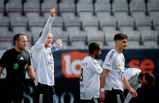 Örebros Kalle Holmberg jublar vid 1-0