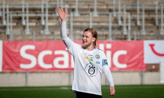 Örebros Kalle Holmberg jublar