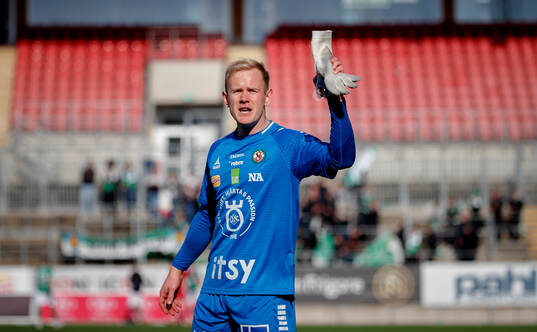 Örebros målvakt Malte Påhlsson jublar