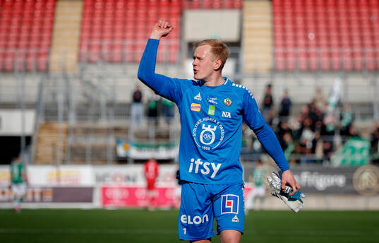 Örebros målvakt Malte Påhlsson jublar
