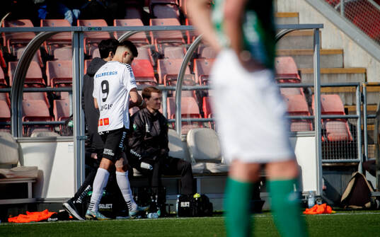 Örebros Peter Gwargis lämnar skadad
