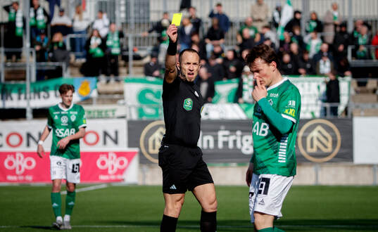 Domaren Kaspar Sjöberg ger Filip Sjöberg gult kort