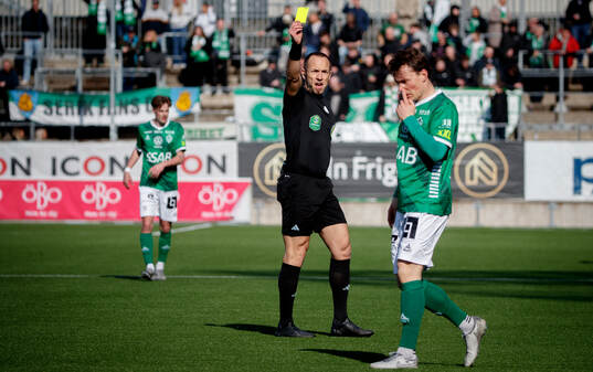 Domaren Kaspar Sjöberg ger Filip Sjöberg gult kort