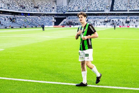 GAIS Axel Henriksson gestikulerar framför Djurgårdens