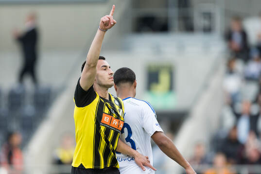 Häckens Srdjan Hrstic jublar