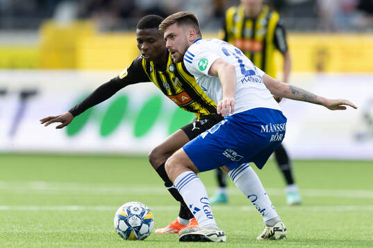 Häckens Akoua Romeo Amane och IFK Norrköpings Tim Prica