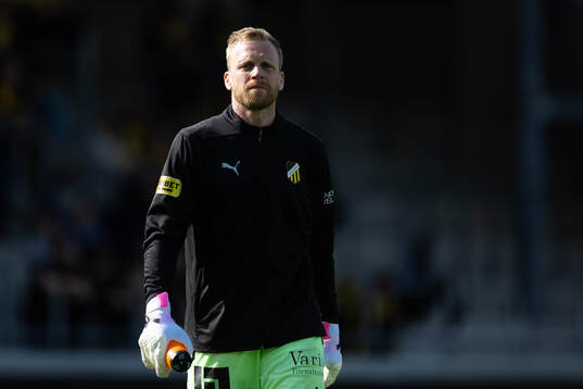 Häckens målvakt Peter Abrahamsson innan fotbollsmatchen i