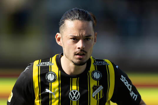 Häckens Amor Layouni på line up innan fotbollsmatchen i