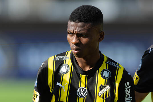 Häckens Akoua Romeo Amane  på line up innan