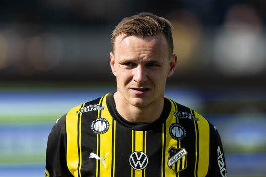 Häckens Marius Lode på line up innan fotbollsmatchen i