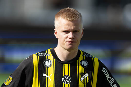 Häckens Axel Lindahl på line up innan fotbollsmatchen i