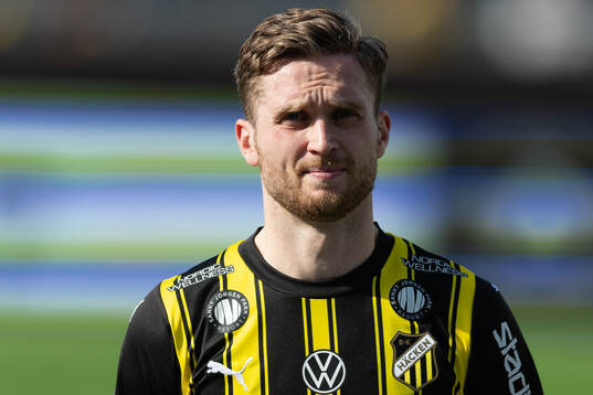 Häckens Adam Lundkvist  på line up innan fotbollsmatchen