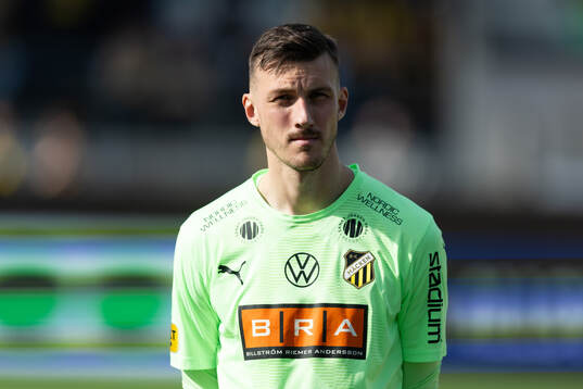 Häckens målvakt Andreas Linde på line up innan