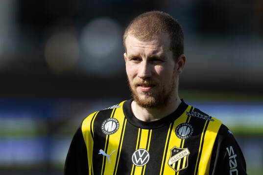 Häckens Simon Gustafson på line up innan fotbollsmatchen