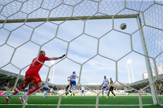 Häckens Srdjan Hrstic nickar in reduceringen till 1-2 i
