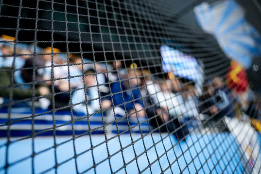 Säkerhetsnät framför supportrar