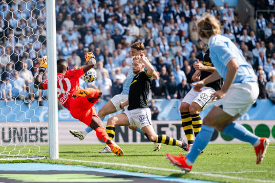 AIKs målvakt Ismael Diawara och Eskil Edh försvarar mot