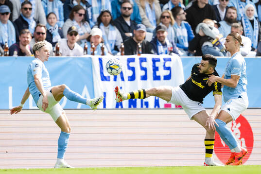 Malmö FFs Jens Stryger Larsen och Elison Makolli i en kamp