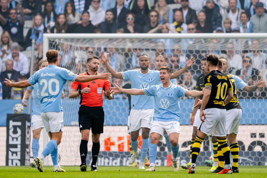 Malmö FFs Lasse Berg Johnsen reagerar på Domare Joakim