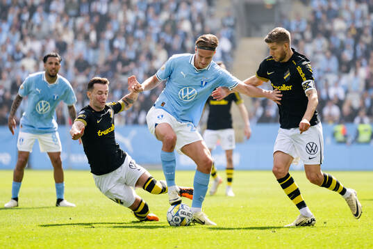 Malmö FFs Erik Botheim i en kamp mot AIKs Bersant Celina