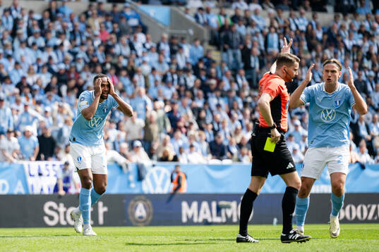 Malmö FFs Isaac Kiese Thelin får en varning