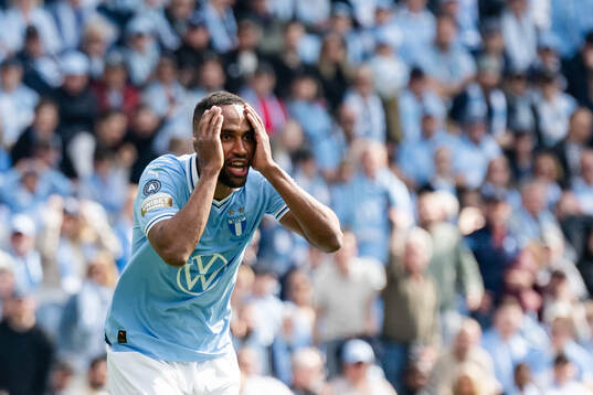 Malmö FFs Isaac Kiese Thelin får en varning