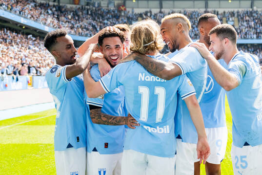 Malmö FFs Sergio Pena jublar med lagkamrater